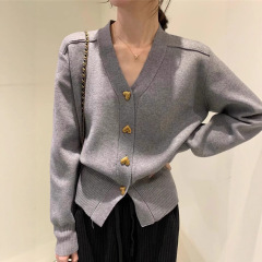 红色针织开衫外套女装秋装2025新款V领宽松小香风毛衣爱心扣上衣
