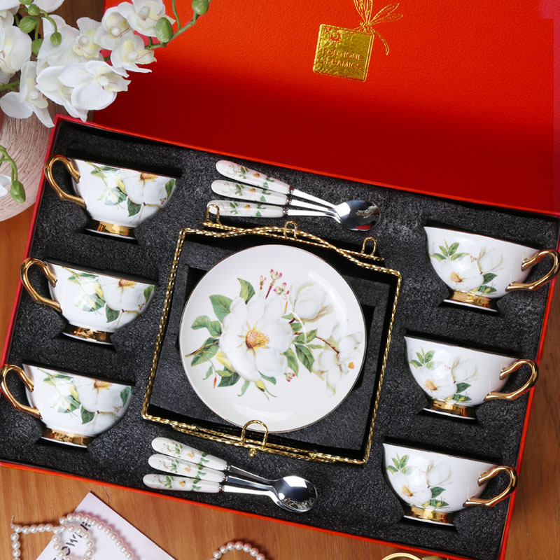 Juego de tazas y platillos de café de porcelana de hueso de estilo europeo exquisito y ligero juego de té de la tarde británico de lujo caja de regalo de alta gama