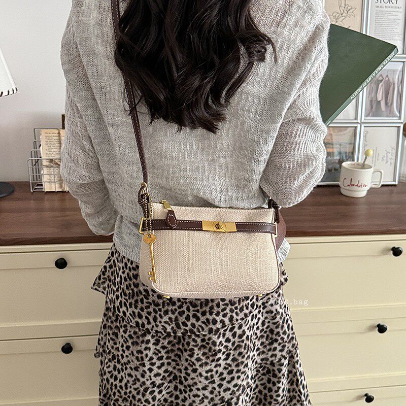 Nueva bolsa de verano coreana de estilo diagonal, color de contraste, su bolso cuadrado de textura debajo de las axilas 2026 simple hombro
