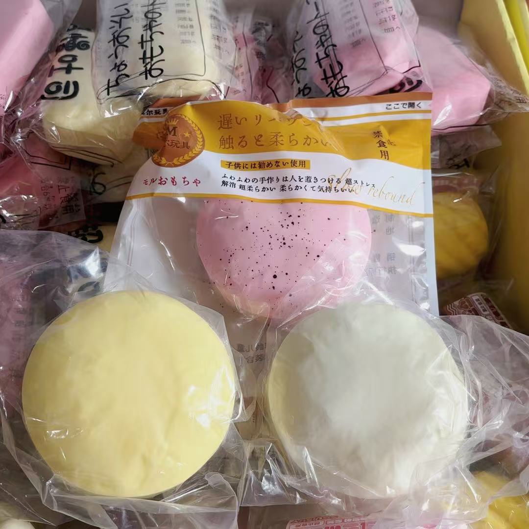 느린 리바운드의 젖은 부드러운 둥근 끈적끈적한 케이크 무작위 1개