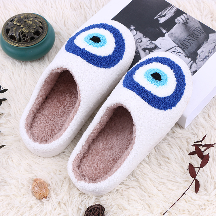 Nuevas zapatillas transfronterizas de peluche extrañas zapatillas de algodón para el hogar otoño y invierno zapatillas de cordero antideslizantes de fondo grueso