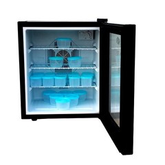 幼稚園の学校の食品のサンプルの展示棚は錠の薬品を持っています。
