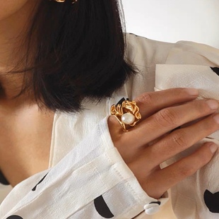 Four Seasons All-match French Designer Pearl Fold Wear Niche Abstract Art Irregular Ring Gold-plated Ring
