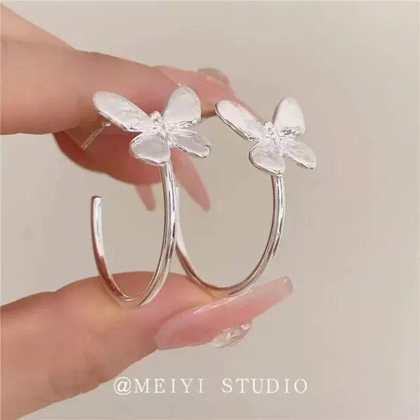 Butterfly Dream French Retro Metal Simple Personalized Earrings High-End Fashionable Fresh Face-Showing Small Earrings