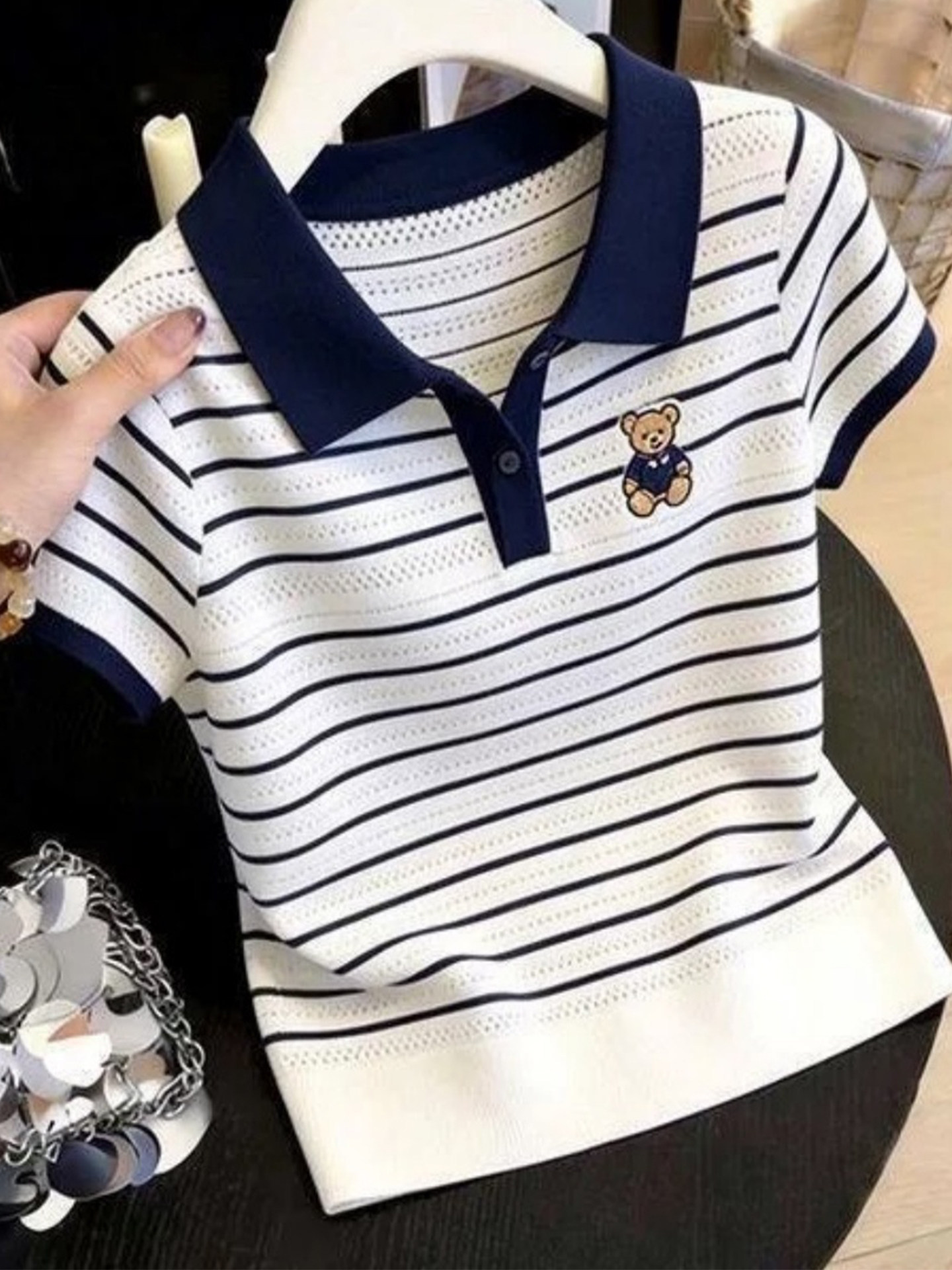 Áo thun polo nữ tay ngắn sọc kẻ họa tiết thêu gấu — Xanh lông mòng đen