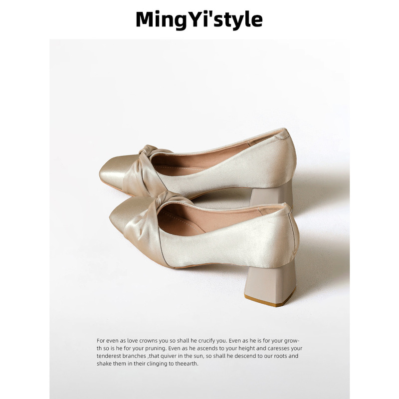 Satin Shoes That Are Stunning and Comfortable for the Feet, Suitable for Bridesmaids and Can Be Worn Daily with Dresses, Featuring Shallow Cut, Chunky Heels, and a Gentle French Style Satin Shoes That Are Stunning and Comfortable for the Feet, Suitable for Bridesmaids and Can Be Worn Daily with Dresses, Featuring Shallow Cut, Chunky Heels, and a Gentle French Style
