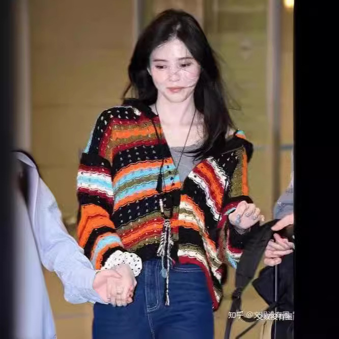 Han Suhye's Airport Style Hollow-Out High-End Fashion Colorful Striped Hooded Elegant Knitted Zip-Up Cardigan for Women