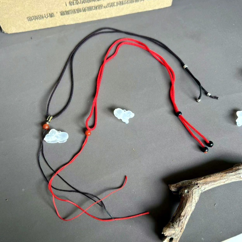 Agate three dimensional pendant white jade