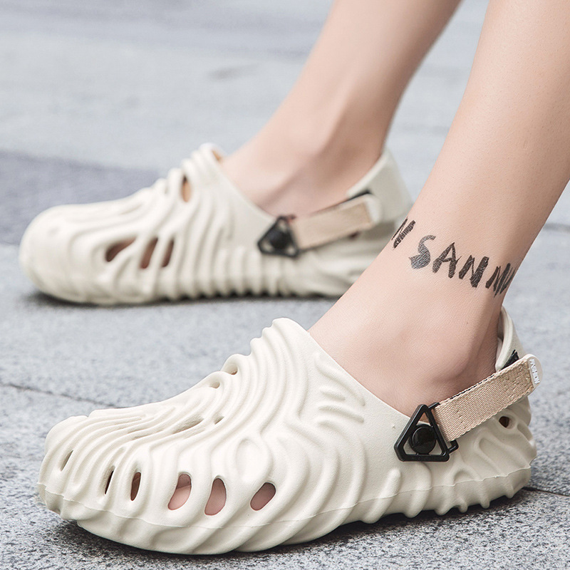 Moda verano nuevo estilo casual para hombres pisando mierda Baotou eva sandalias y zapatillas de playa para hombres zapatos con agujeros de verano spot al por mayor