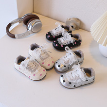 儿童花朵小白鞋复古软底学步鞋2025秋季新款德训板鞋女款运动鞋