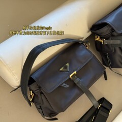高版本p家新款进口尼龙布情侣款邮差包高颜值轻奢休闲单肩斜跨包