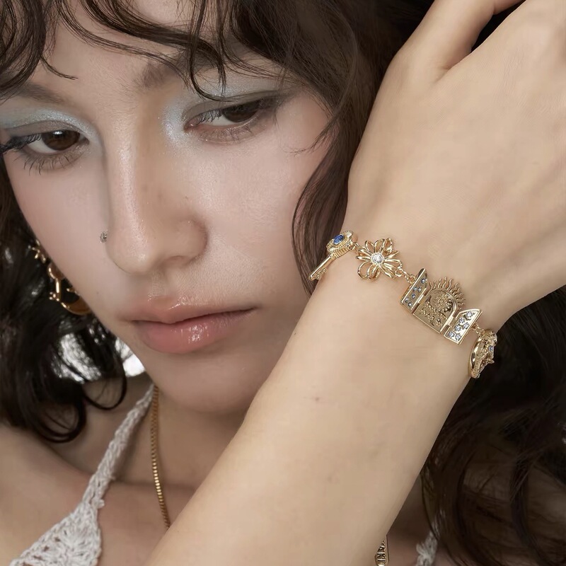 Gypsy Series New Golden Exquisite Bracelet, Light Luxury High-End Jewelry, Resort-Style Accessory with a Sense of Design Gypsy Series New Golden Exquisite Bracelet, Light Luxury High-End Jewelry, Resort-Style Accessory with a Sense of Design