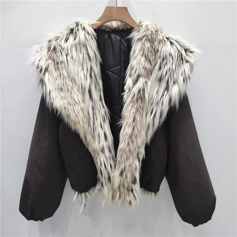 El diseño imita la piel de visón con una solapa larga y suelta, chaqueta corta para mujeres en invierno de 2025 nueva ropa de algodón con cuello de lana cálido.