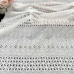 工場の現物の全綿の横条刺繍レースの布地の婦人服のシャツのワンピースの家の紡績は穴を開けて刺繍の布地を刺繍します。