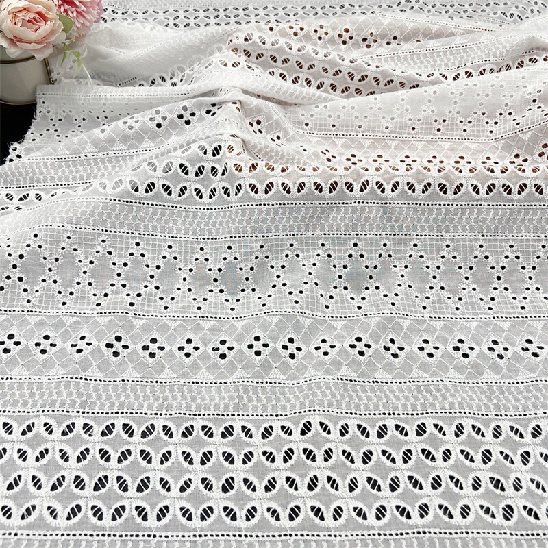 工場の現物の全綿の横条刺繍レースの布地の婦人服のシャツのワンピースの家の紡績は穴を開けて刺繍の布地を刺繍します。|undefined