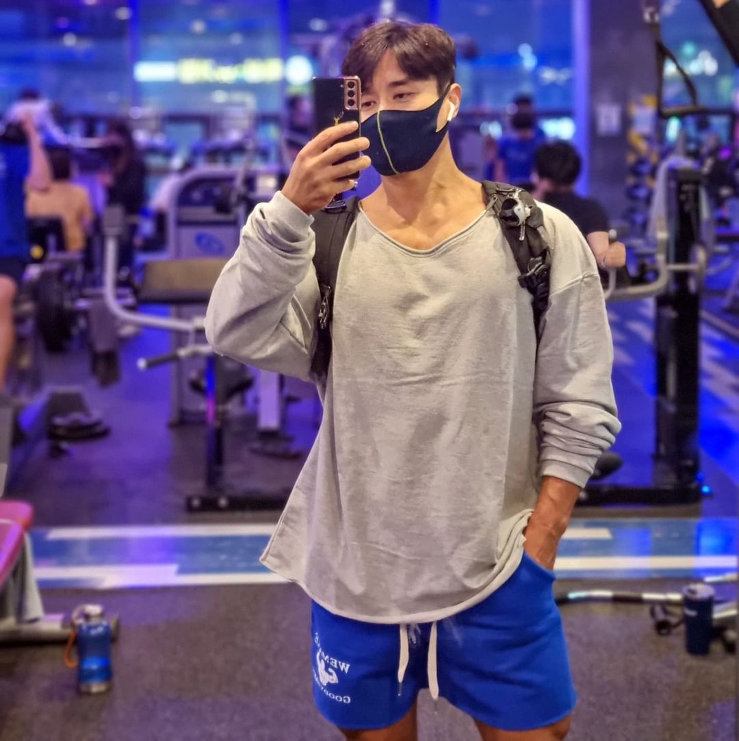 Men's Long Sleeved Sportswear Trendy Brand Muscular Fit Loose Fit Basketball Training Top Solid Color Sports Hoodie_viptrois.com