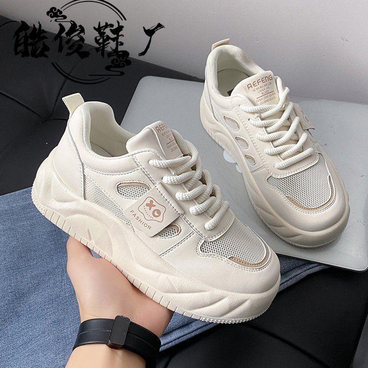 Zapatos de skate de mujer antideslizantes de suela gruesa zapatos blancos 2024 primavera y otoño nuevos versátiles in-mode super suave zapatos de viento de campus para niños