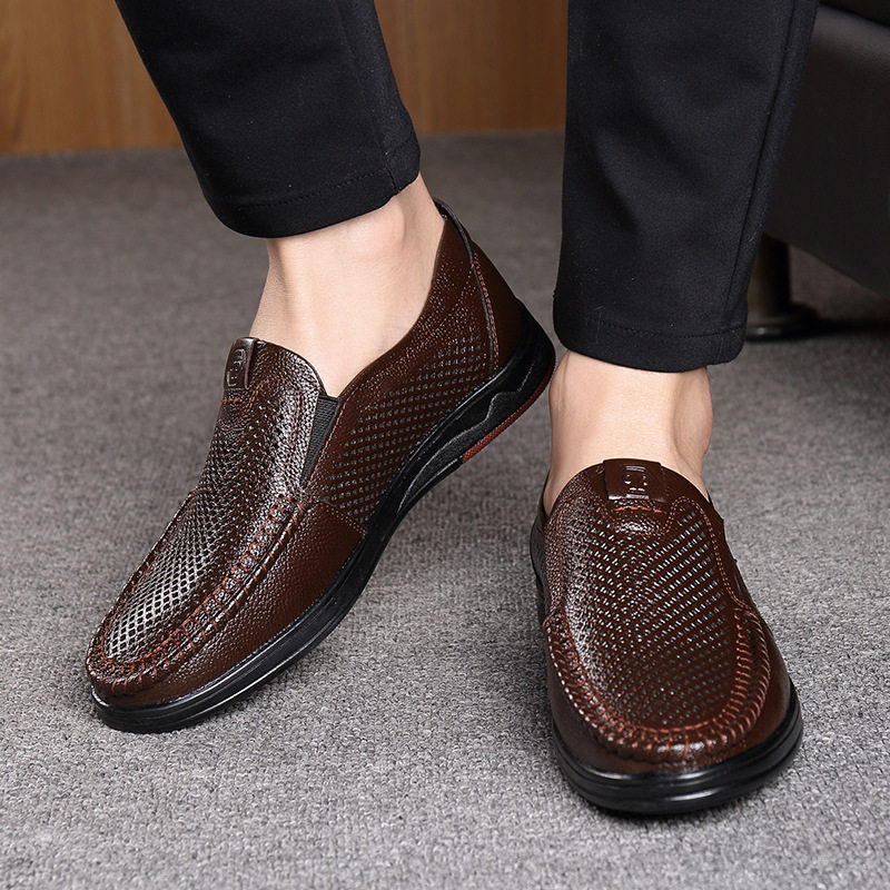 Giày lười nam da bò thoáng khí đục lỗ mũi nhọn đế mềm chống trượt gót 1–3 cm — Màu nâu, Màu đen