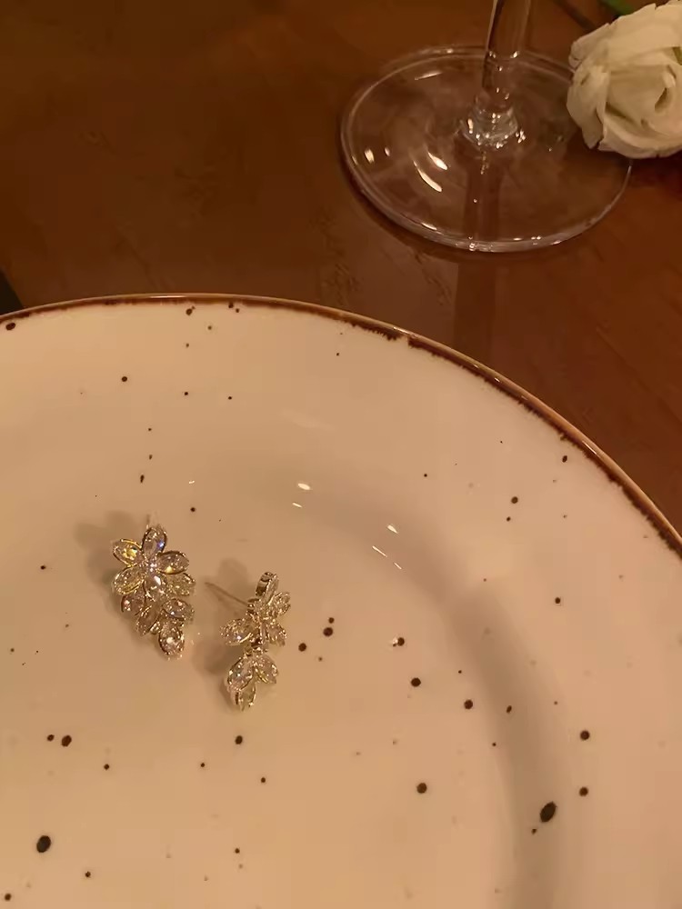 Pendientes de circón súper flash de alta calidad con aguja de plata 925 Pendientes de estilo explosivo de temperamento exquisito de lujo ligero femenino Pendientes de primavera y verano al por mayor