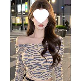 纯欲辣妹风豹纹斜领长袖打底衫女2026春季新款气质修身百搭上衣