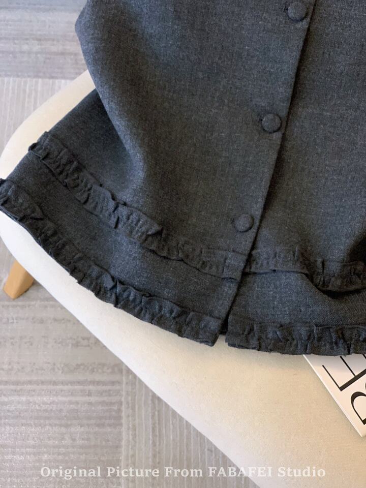 Áo gile nữ không tay cổ tròn viền bèo nhún phối cúc, dáng cardigan dài 50–65 cm — màu xám chi tiết 4