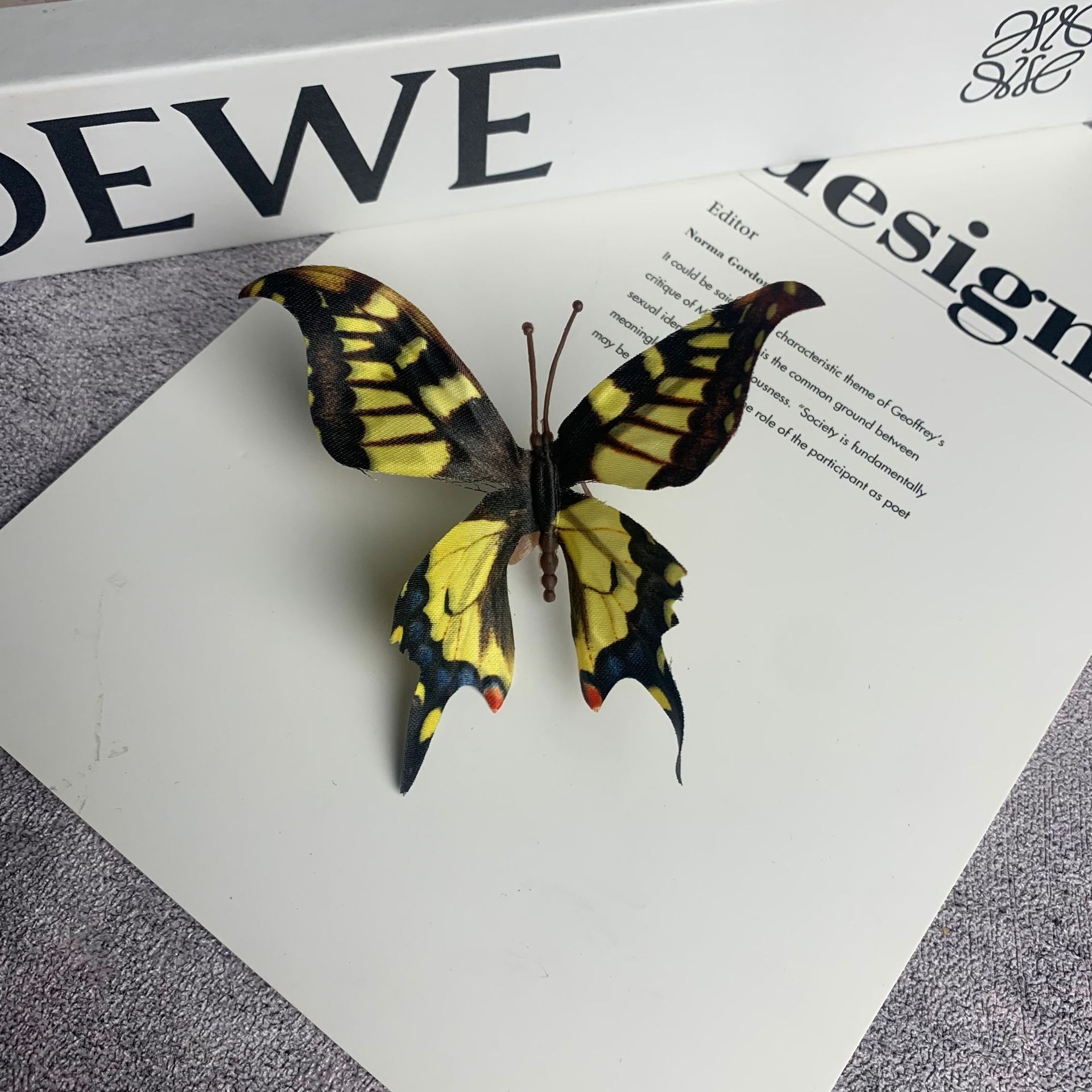 검정색 밝은 노란색