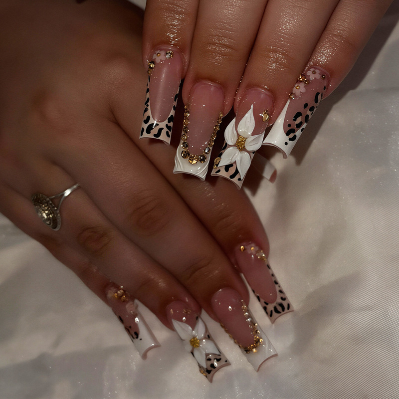 Cross-border bestseller: white French-style black leopard print 3D gold bead and rhinestone design with small white floral nail tips Cross-border bestseller: white French-style black leopard print 3D gold bead and rhinestone design with small white floral nail tips