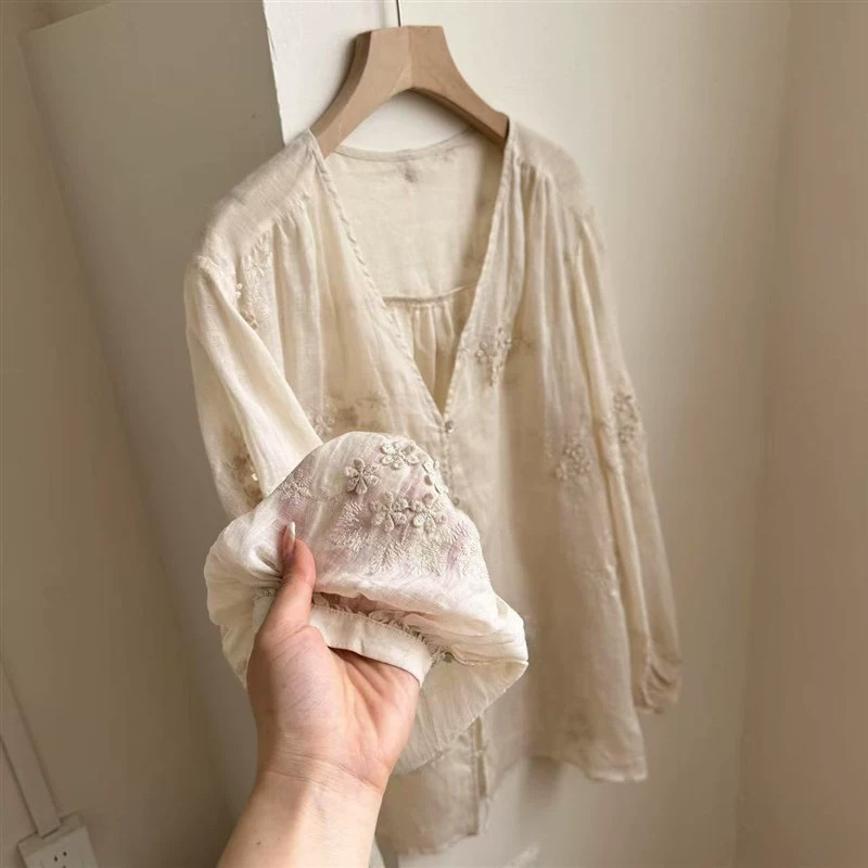 Very Easy to Wear! Refreshing in Autumn and Summer ~ French Style V Neck Spliced ​​Embroidered Lace Top for Women with Slim Waist