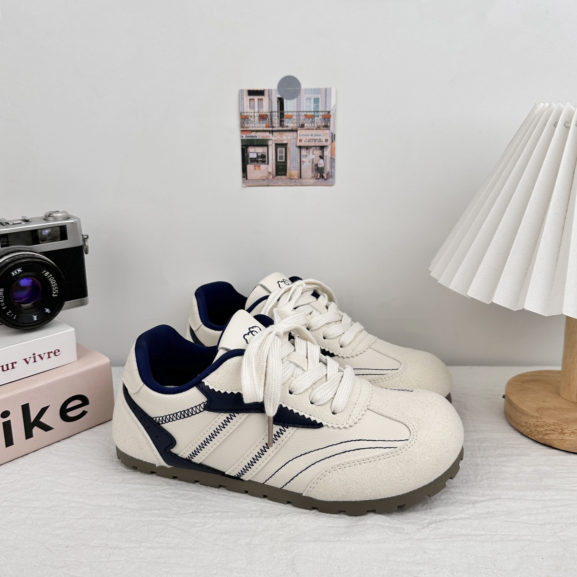 Zapatos de entrenamiento de mujeres Yuan Bo De2025 verano nuevo estilo explosivo con falda, zapatos casuales de suela blanda, zapatos blancos pequeños