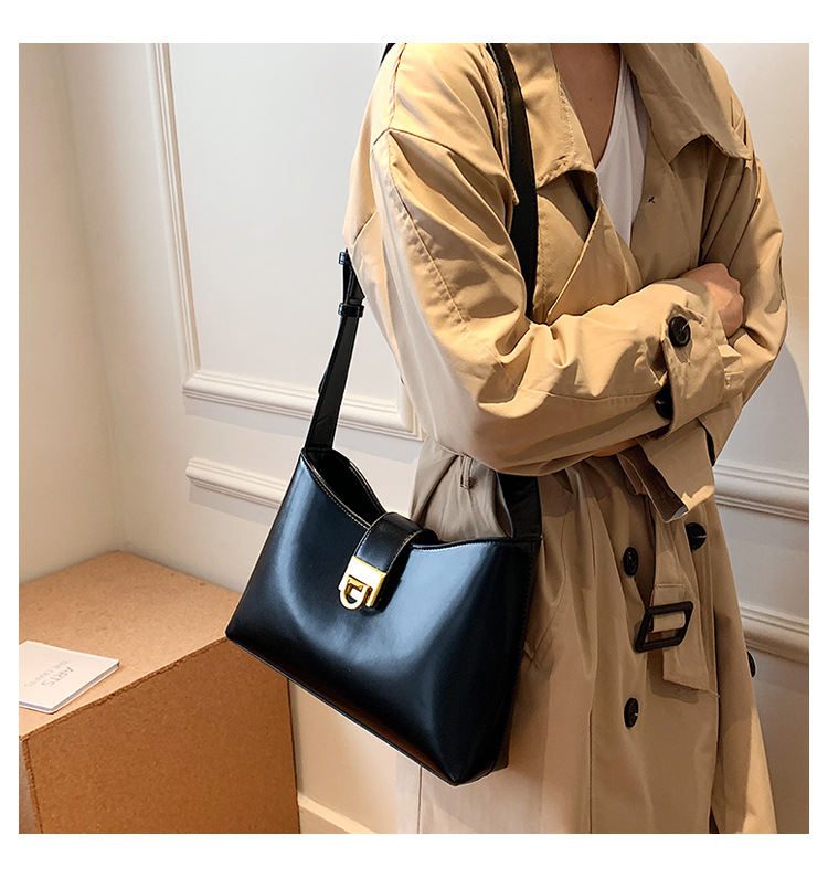 2021 New Bucket Female Bag Korean Solid Color Large-capacity Commuter Diagonal Bag display picture 138