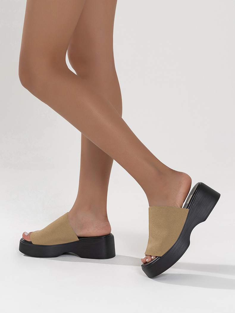 2023 Großhandel Flying Girl Hausschuhe Oberbekleidung Sommermode Lässig Bequem Muffin One Word Mittlerer Absatz Dickbesohlte Sandalen und Hausschuhe_voghion.com