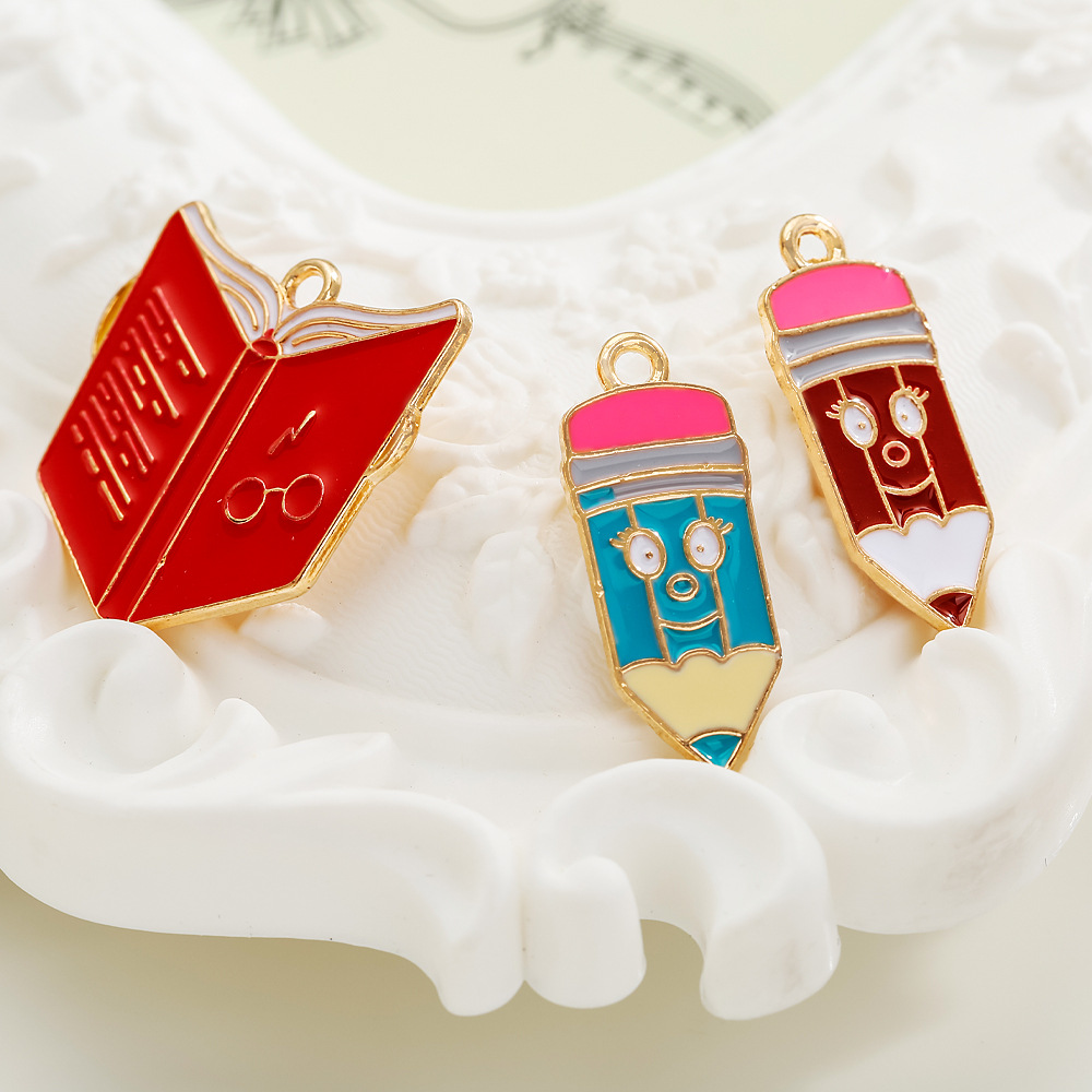 Estudiante de dibujos animados temporada de graduación estudiante creativo ropa sombrero libro mágico lápiz DIY pequeño colgante accesorios de recuerdo