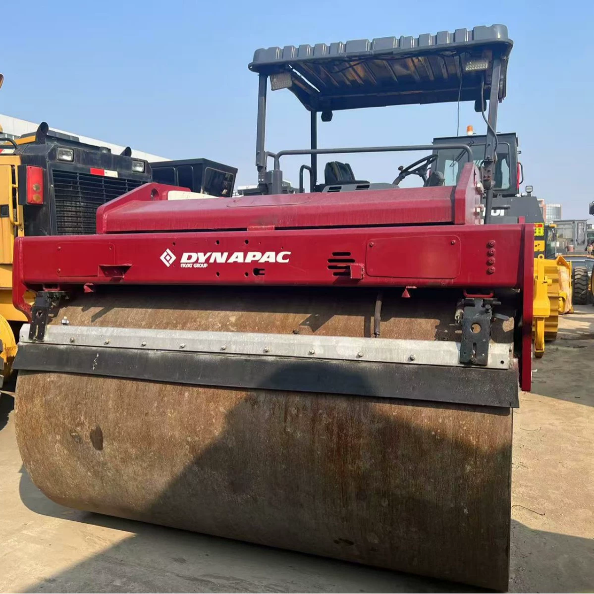 Прямые поставки из-за рубежа: дорожный каток DYNAPAC, 90% новый, отличное качество.