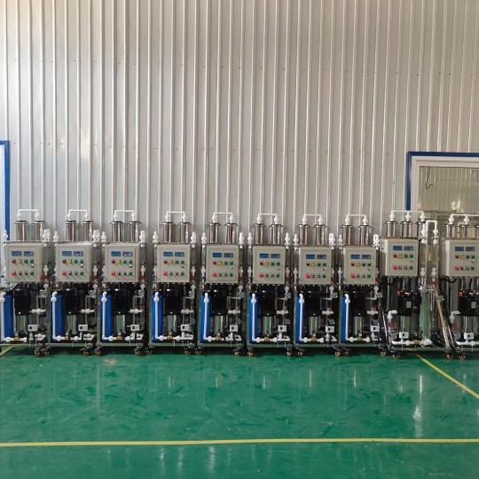 Inventario al por mayor pequeño equipo de ósmosis inversa, equipo de filtración de agua pura, máquina de bebida directa, tanque azul, equipo de agua pura 1T2T