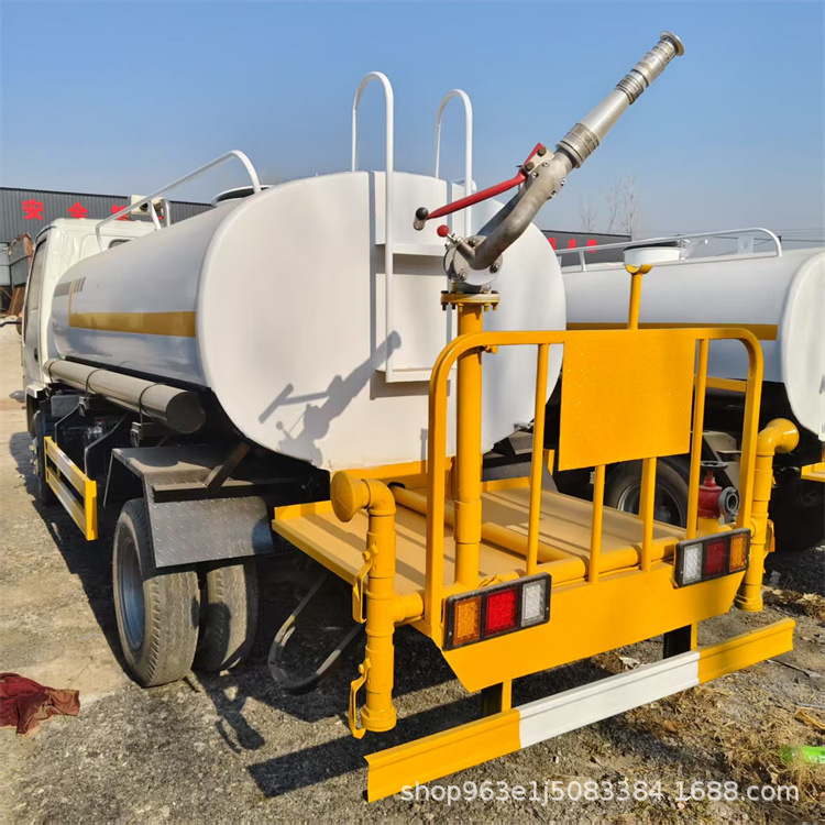 5-Cubic Meter Sprinkler Truck for Landscaping with High-Pressure Road Washing Equipment