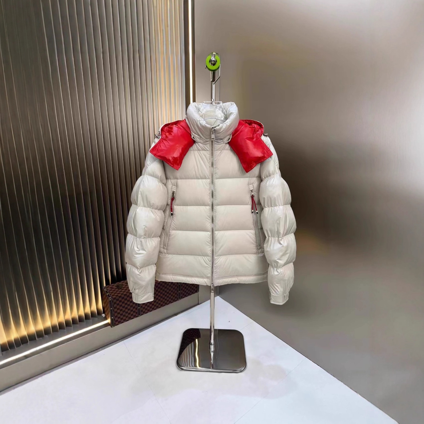 跨境爆款现货跑量高品质蒙家25新款男士连帽羽绒服外套时尚百搭款