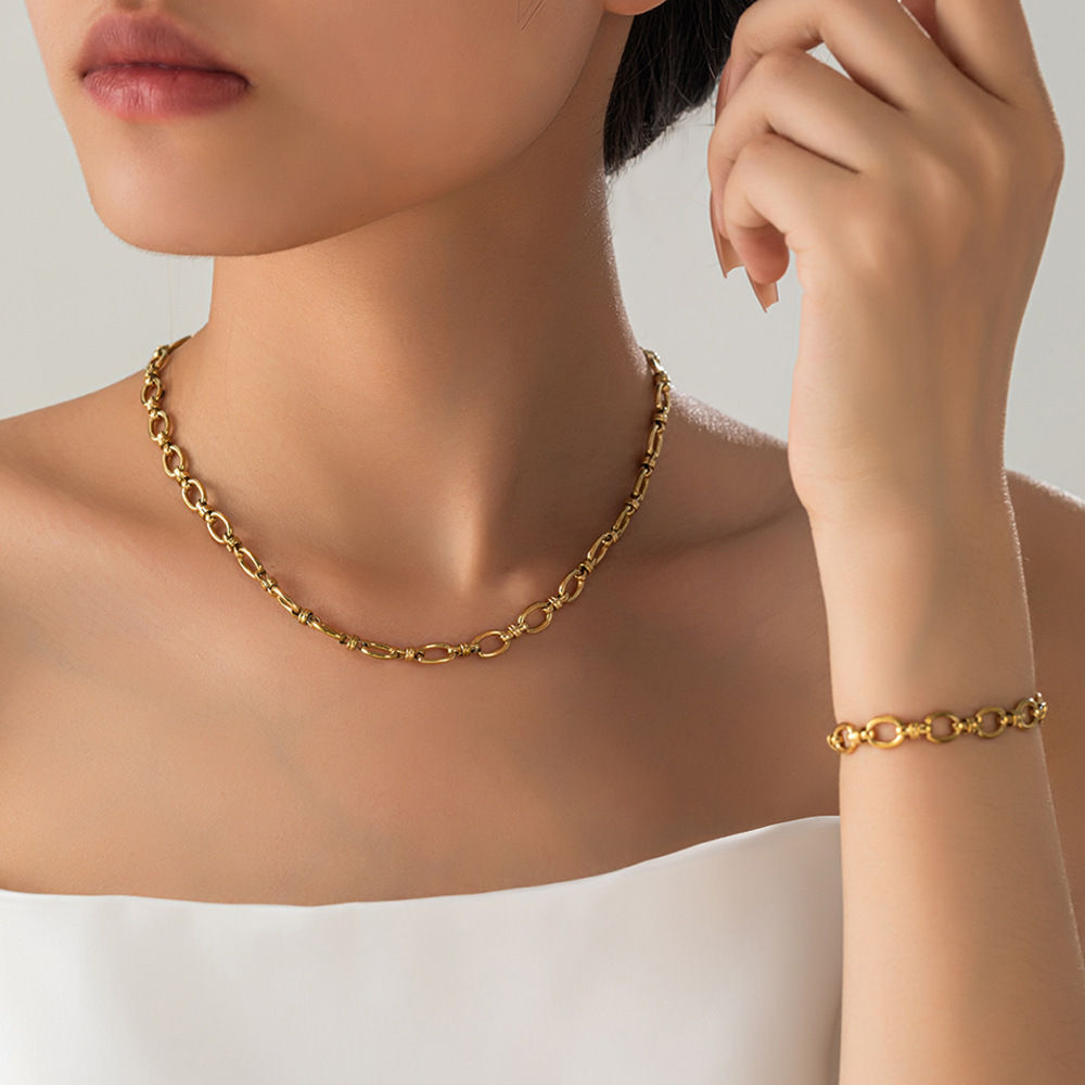 Venta directa de fábrica de joyería de temperamento simple de moda europea y americana al por mayor de joyería de pulsera de acero de titanio popular de lujo ligero francés al por mayor image 2