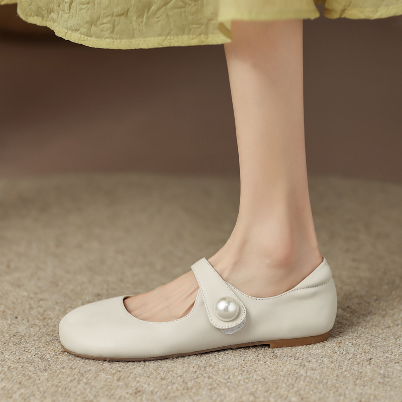 Comfortable autumn leather Mary Jane shoes flat
