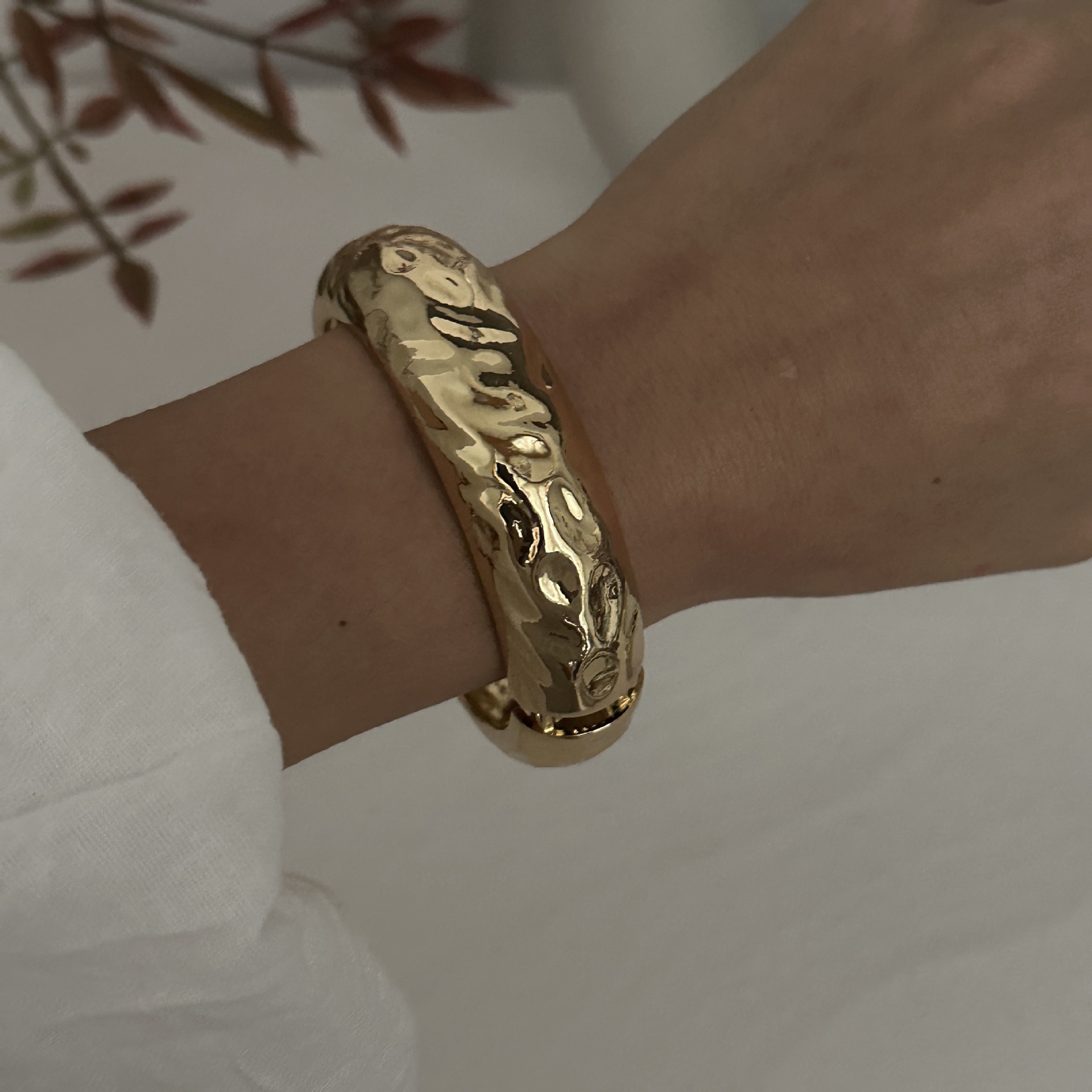 Exaggerated Solid Color Alloy Bangles Wholesale display picture 11