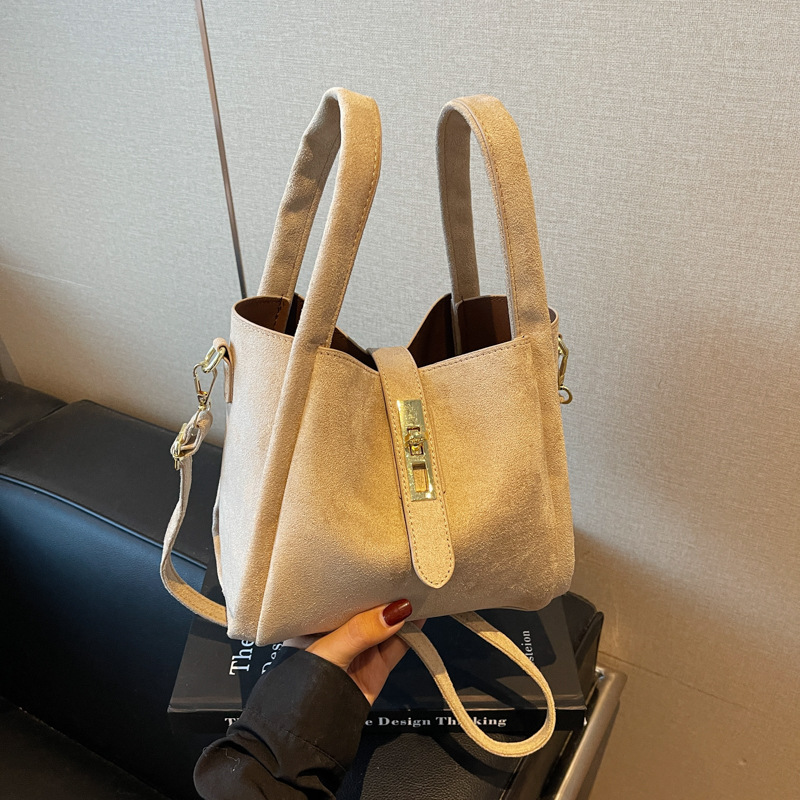 스웨이드 오프화이트