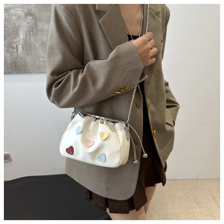 Drawstring bucket for women 2024 new Korean fashion shoulder bag, simple commuting contrasting color heart chain_voghion.com