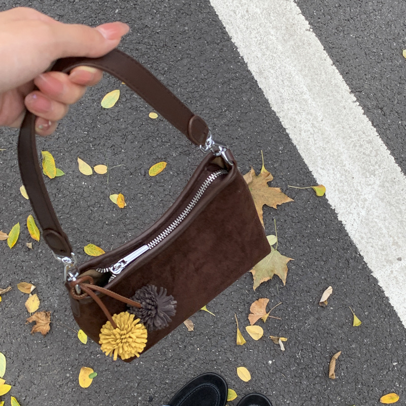Transfronterizos retro gamuz bolsas portátiles bajo las axilas mujeres 2025 otoño y invierno nueva moda coreana de viaje al trabajo bolsas de hombro inclinadas