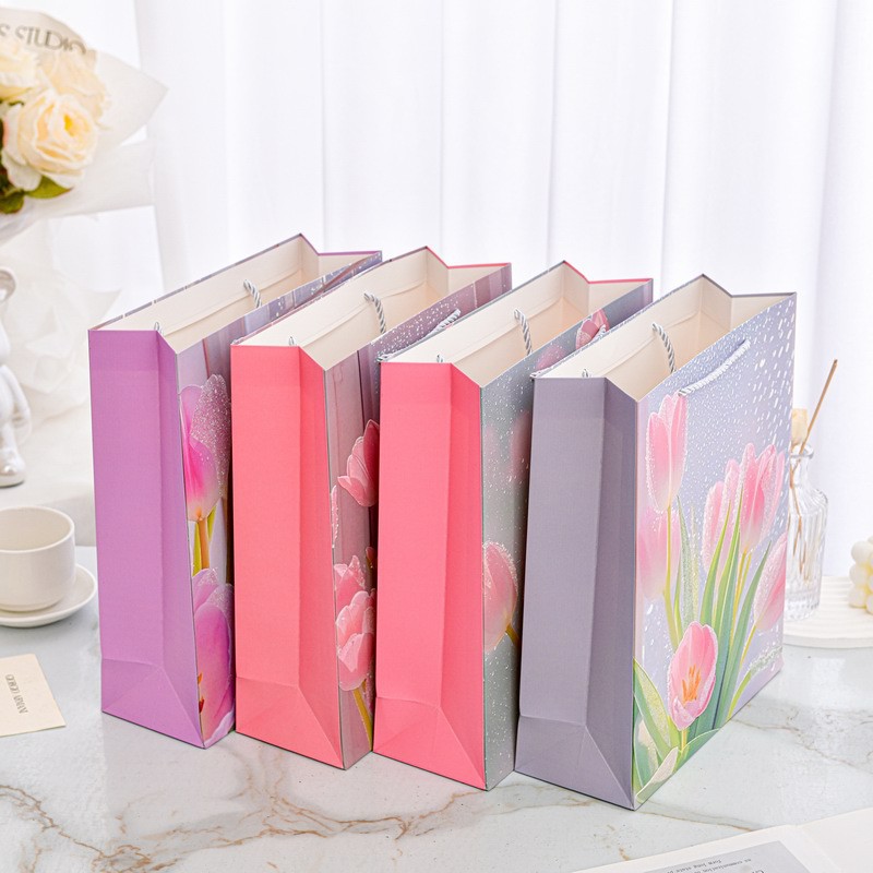 Bolsa de regalo de tulipán rosa, embalaje de regalo de mano de tulipán fresco de color, hermosa bolsa de regalo de cumpleaños en polvo