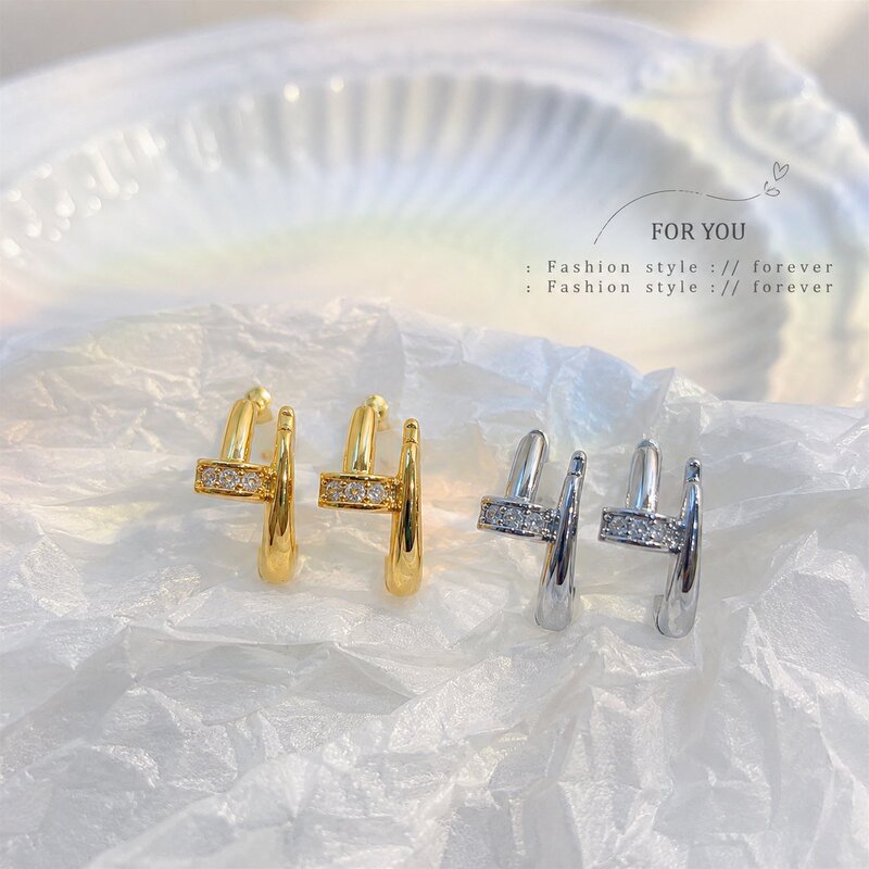 Ice crystal square stud earrings for women, horizontal bar design with diamond arrangement, sweet and cool, niche, exquisite, versatile, new trendy style Ice crystal square stud earrings for women, horizontal bar design with diamond arrangement, sweet and cool, niche, exquisite, versatile, new trendy style