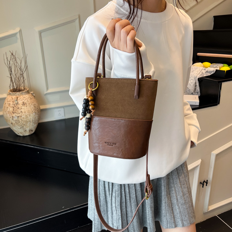 Coreano de seda doble bolso de cubo de color contraste para mujeres 2025 nueva moda versátil bolso de hombro bolso de brazo