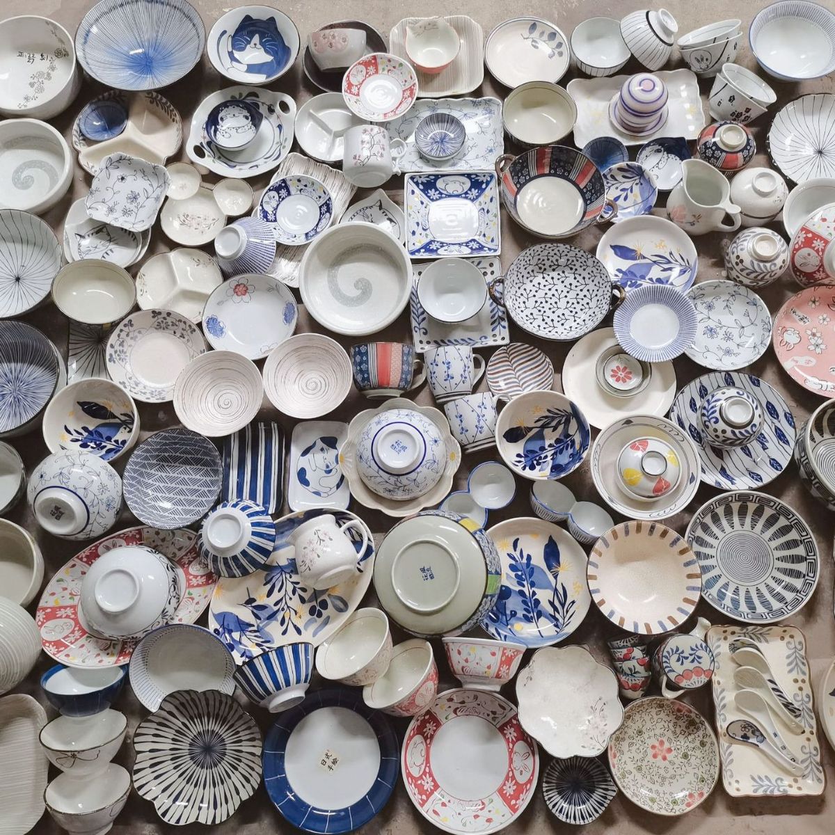 창조적 인 일본 스타일 테일 스톡 세라믹 기타 식기류는 유약 색상 높은 색상 가치 패션 개인화 된 창조적 인 세라믹 무작위 기타