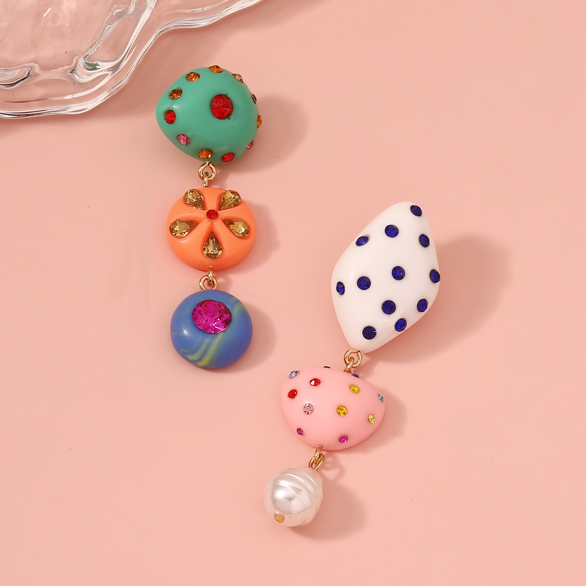 Orecchini pendenti geometrici in resina con strass colorati_voghion.com