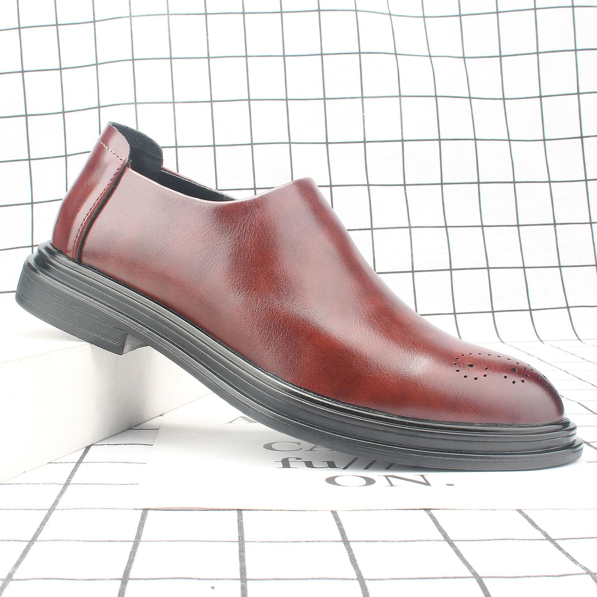 �ļ�͸����ʿӢ����������ƤЬ�к����׽�һ�ŵż�ͷ������Ь7829