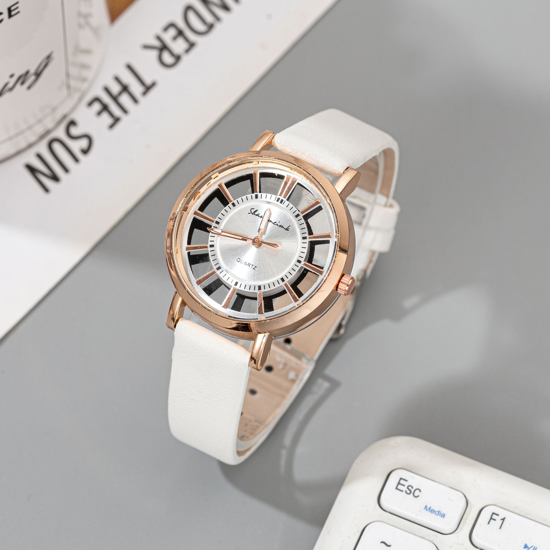 Nuevo reloj creativo de comercio exterior con correa de engranajes hueca 8312 para hombre, reloj de cuarzo moderno para mujer, reloj simple para hombre.