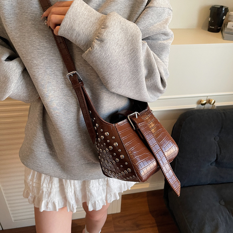 Bolso de cubo de todo fósforo transfronterizo bolso de viaje con diseño de remaches 2025 nuevo bolso de hombro de alta gama bolso de mensajero de color sólido mujer